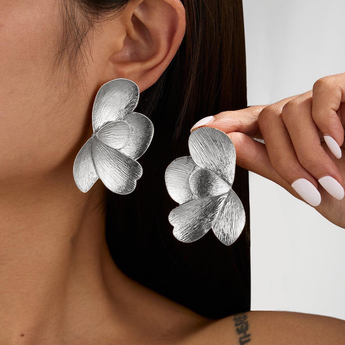 Aretes minimalistas de hoja botánica para mujer con base de aleación y acabado galvanizado