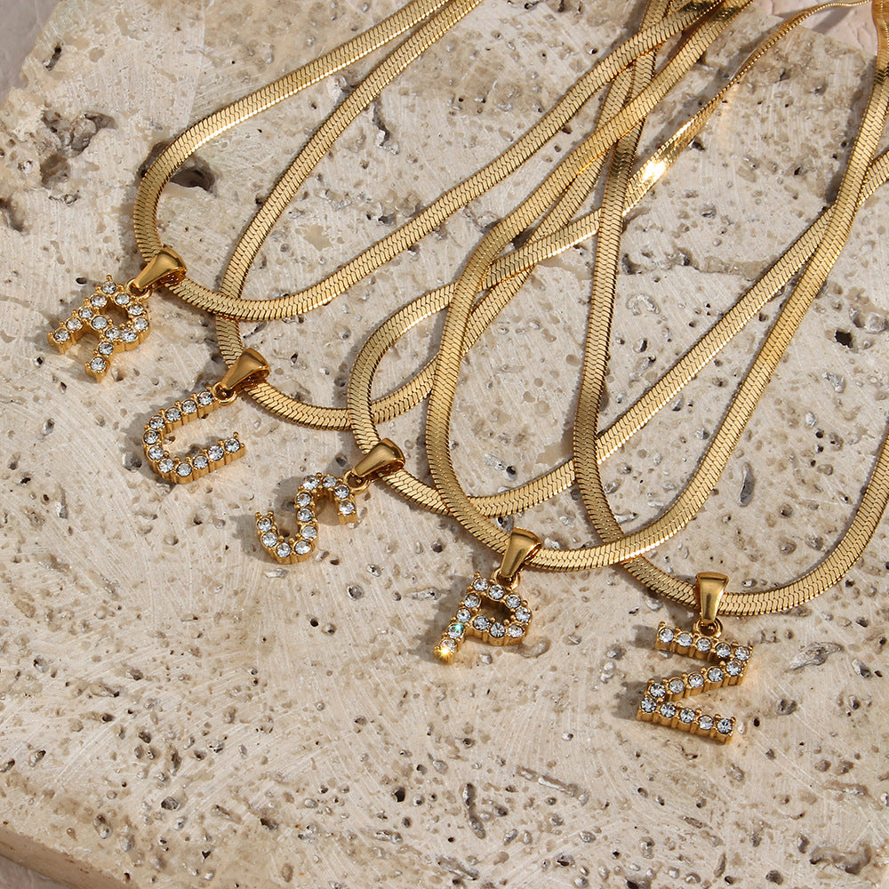 Collana Minimalista con Ciondolo a Lettera in Acciaio Inossidabile con Placcatura in Oro 18K e Zircone su Catena a Serpente Piatta per Donna