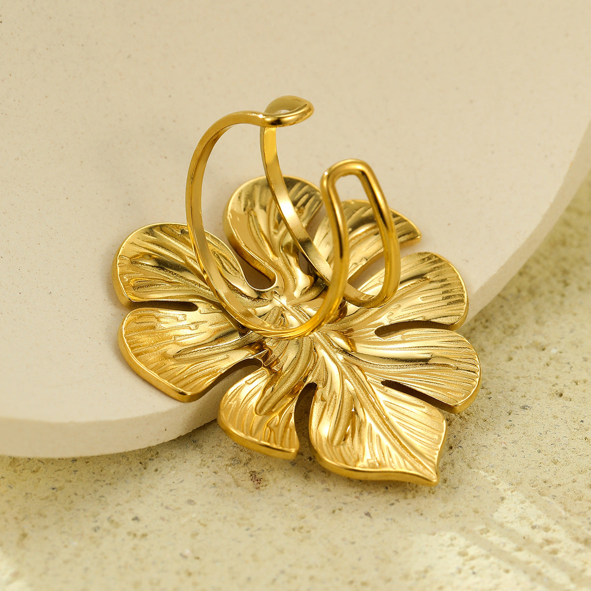 Anello da donna minimalista di lusso a forma di foglia in acciaio inossidabile con placcatura in oro 18 carati