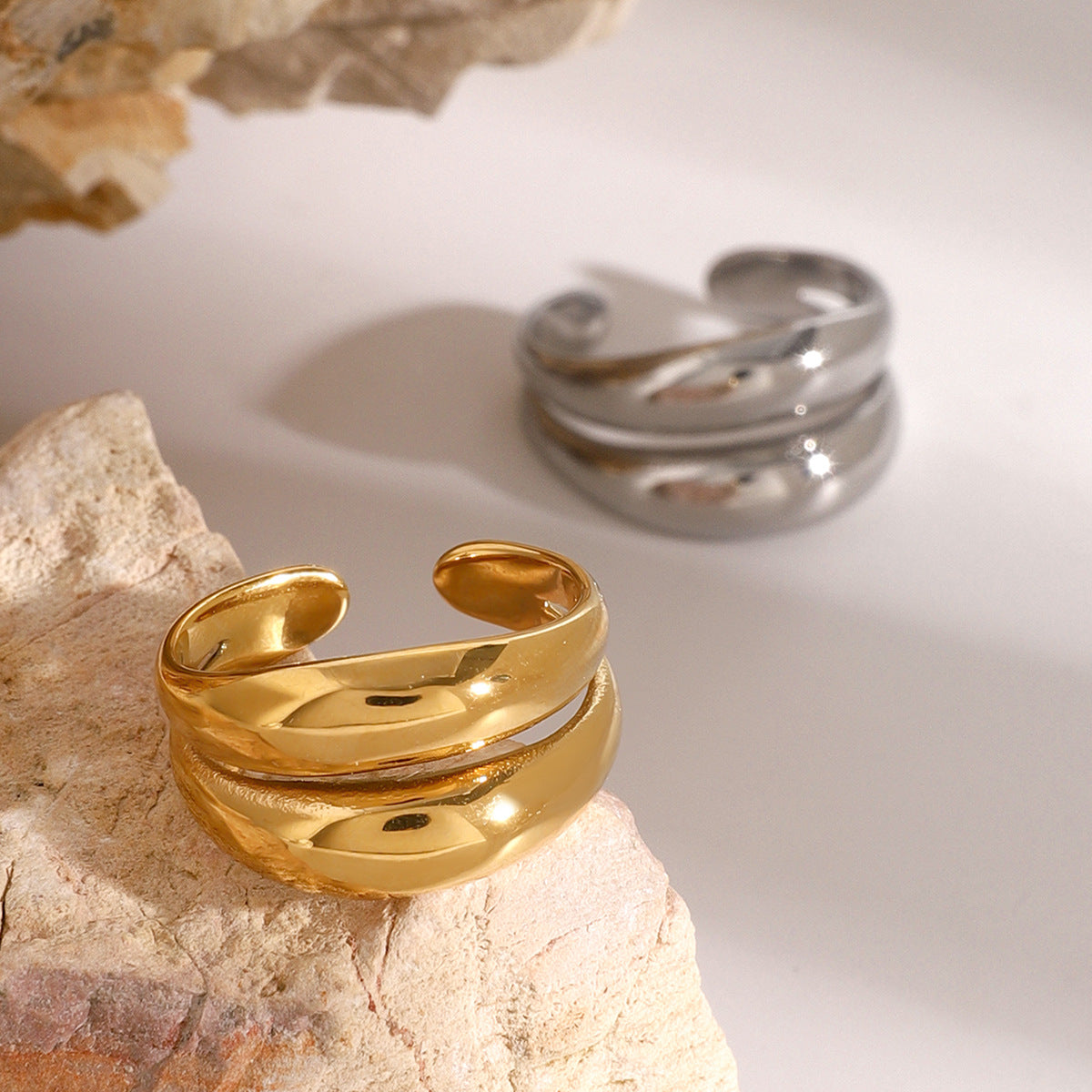 Anello Minimalista Geometrico in Acciaio Inossidabile con Design Traforato e Finitura Lucida Gioielli Unisex alla Moda