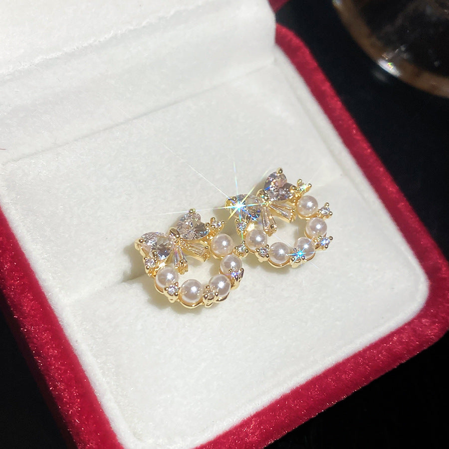 Pendientes elegantes de perlas en forma de lazo con incrustaciones de circonita para mujer, uso diario minimalista de lujo