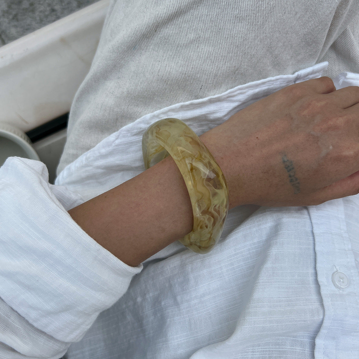 Bracciale da donna in acrilico geometrico irregolare minimalista con effetto traslucido sfumato