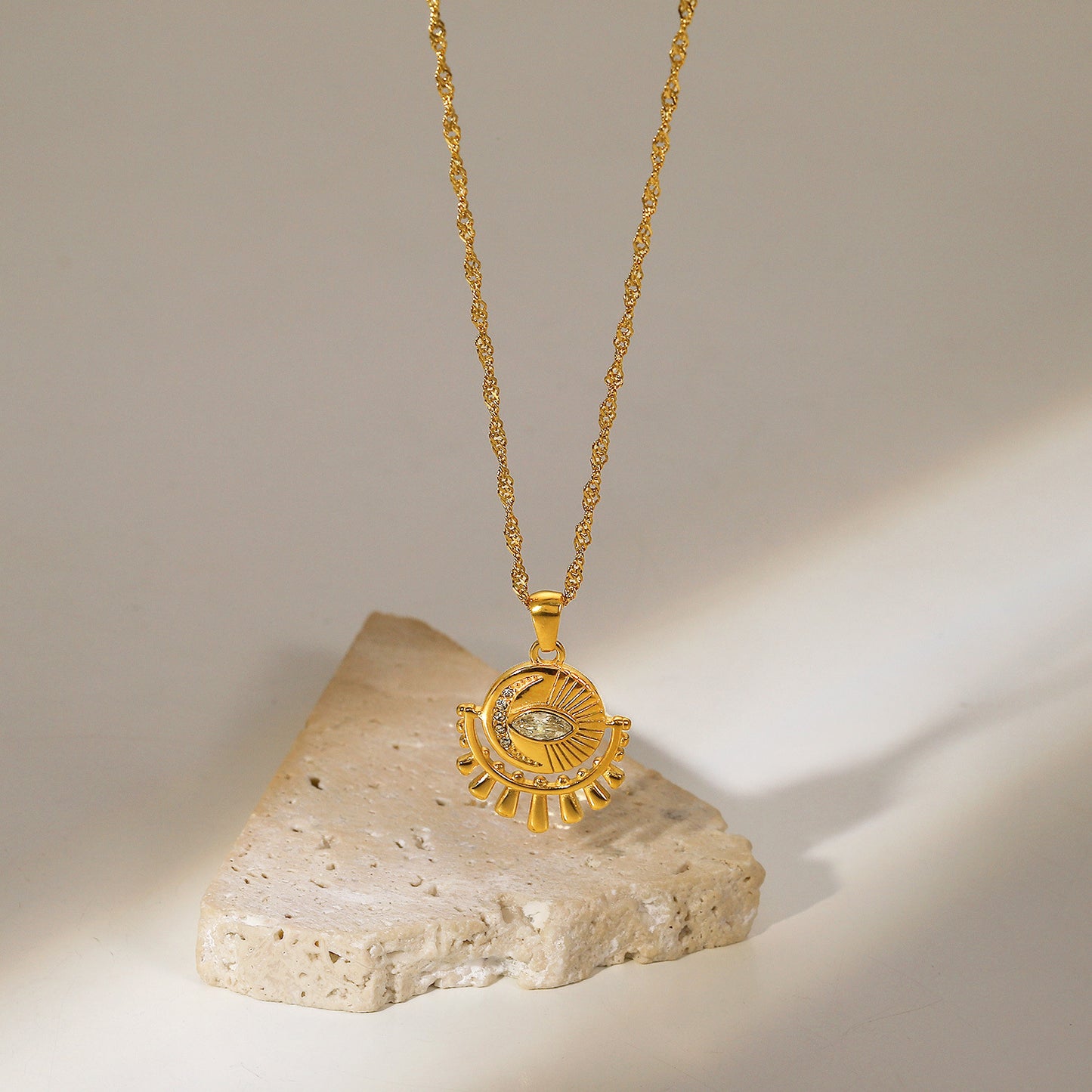 Collana con ciondolo a occhio ovale in zirconi cubici placcato oro 18 carati in acciaio inossidabile stile Old Money da donna
