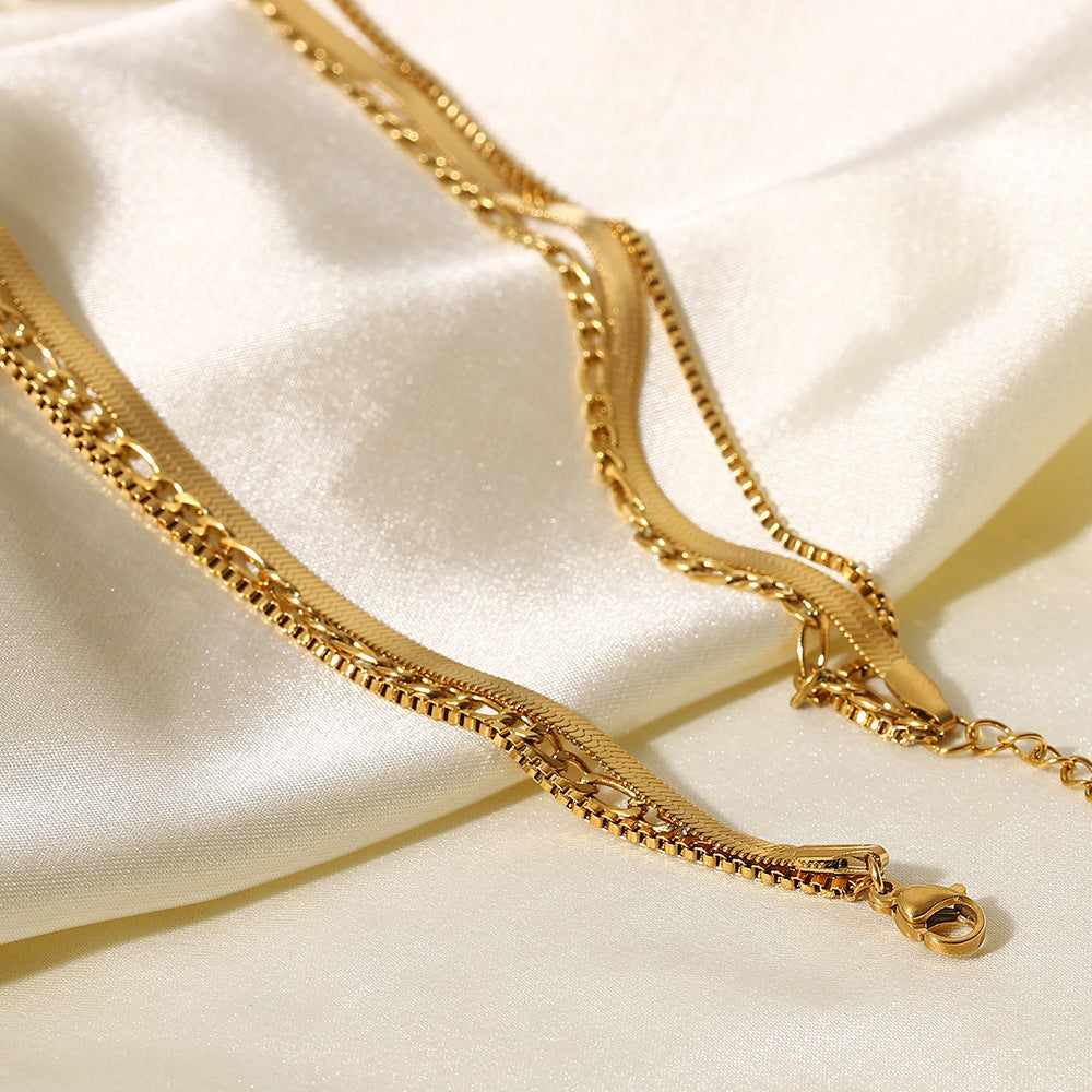 Collana a tre strati in Acciaio Inossidabile con Design Geometrico e Catena a Lama Placcata Oro 18K per Donna
