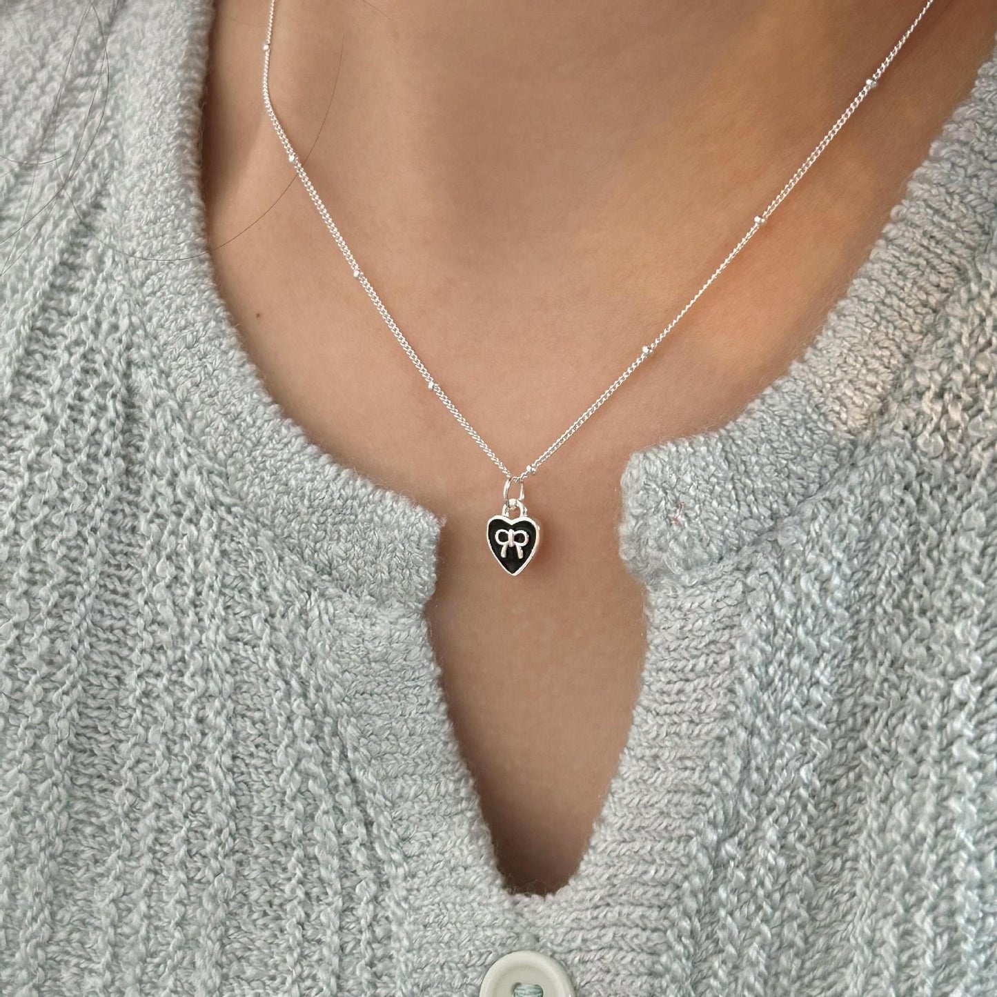 Collana con pendente minimalista a forma di cuore in argento sterling 925 con rivestimento in resina e catena a serpente