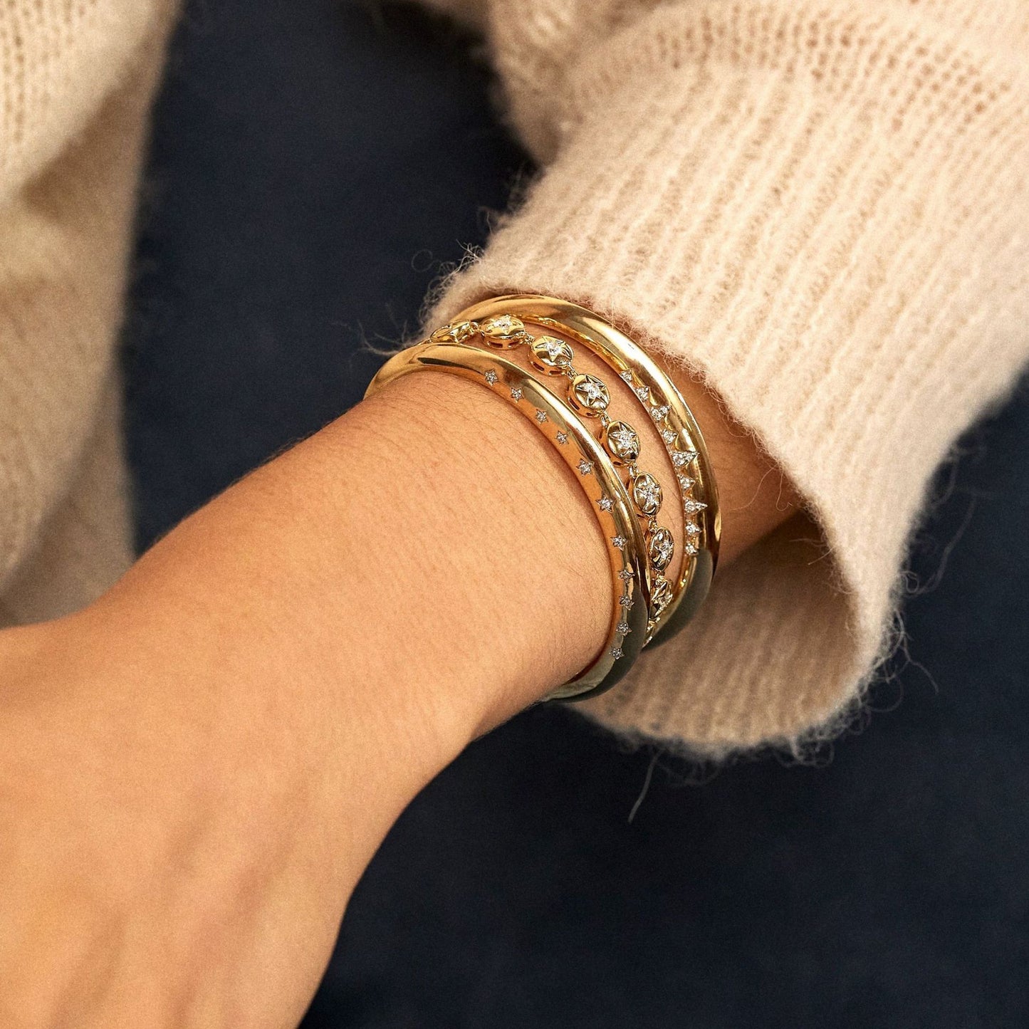 Elegante Bracciale in Acciaio al Titanio con Accenti di Strass Bianchi Motivo Cristallo di Ghiaccio Bracciale a Polsino Regolabile da Donna Minimalista alla Moda