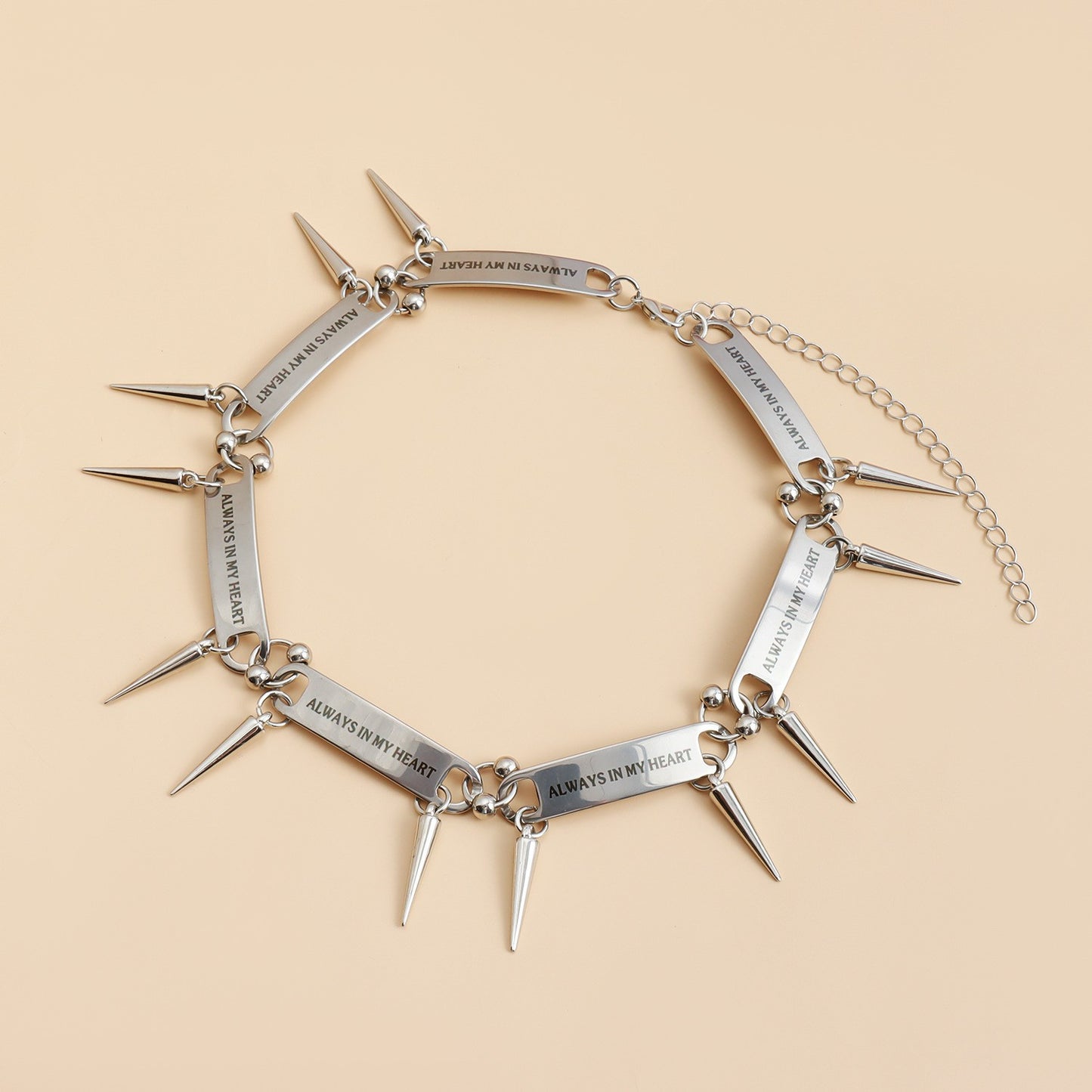 Collar de aleación estilo punk geométrico y con forma de letra con acabado chapado para mujer