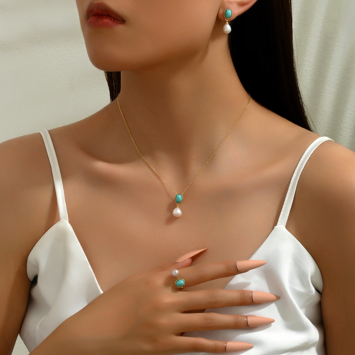 Parure di collana, orecchini e anello da donna vintage, artistica e minimalista con intarsio di perle e rame, con elementi geometrici rotondi, ovali e circolari