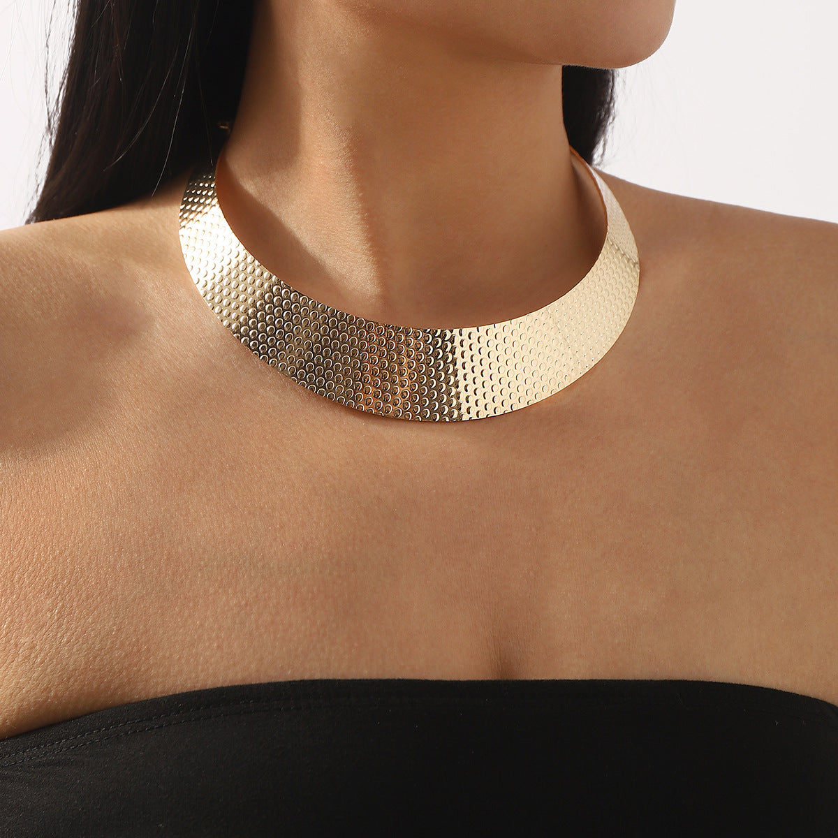 Collana girocollo da donna testurizzata a forma di anello geometrico stile punk con finitura in ferro galvanizzato