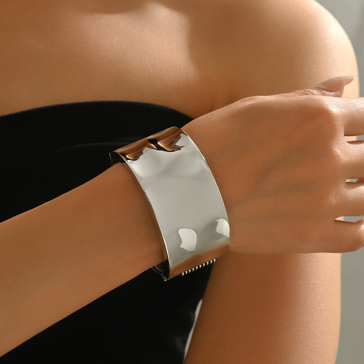 Pulsera Irregular de Moda de Aleación de Zinc con Acabado Chapado para Mujer, Diseño Circular Geométrico y Lunares, Brazalete Ancho Minimalista y Chic