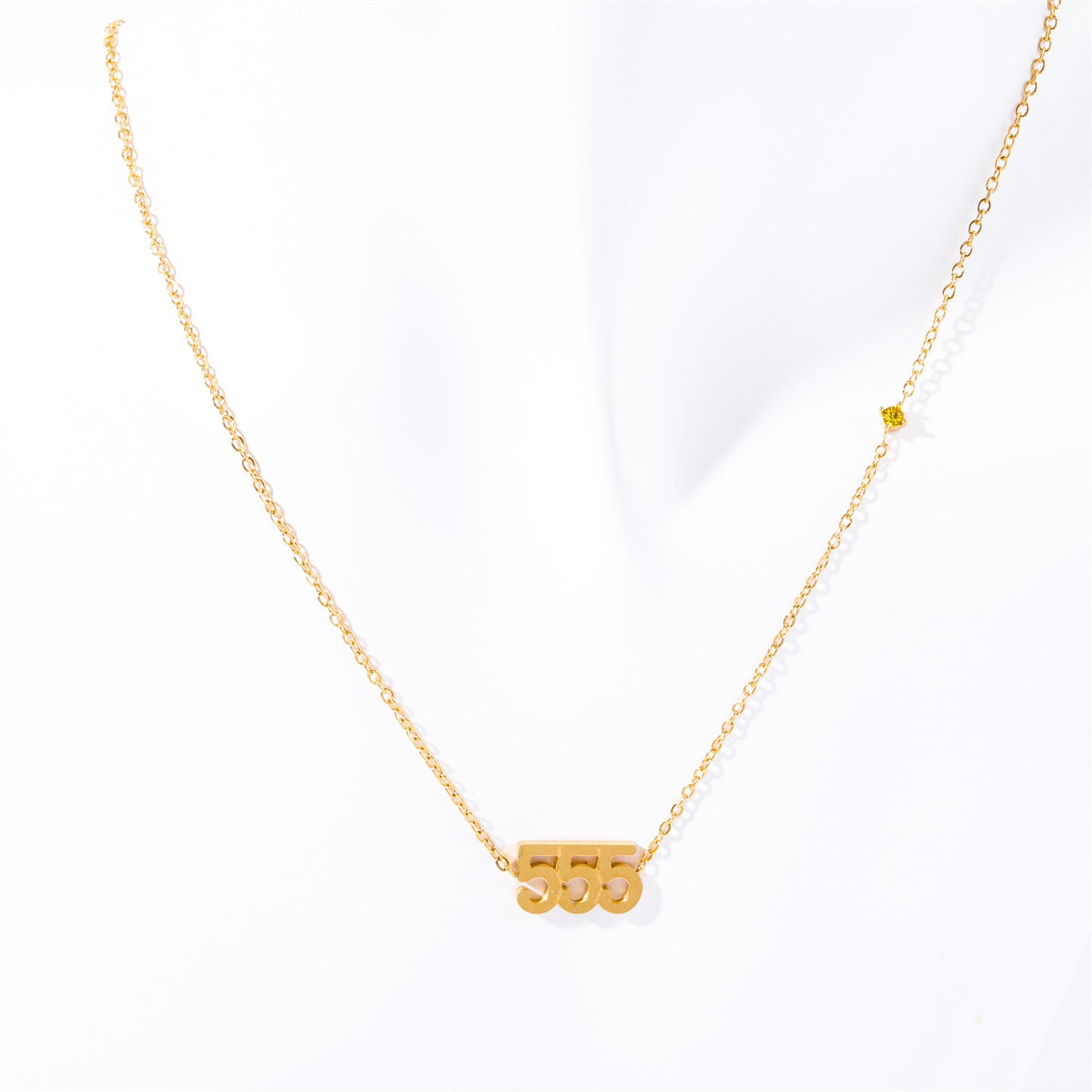Collana con ciondolo numero angelo in acciaio inossidabile di lusso con accenti di strass, catena a medaglione personalizzabile a tre cifre per donna