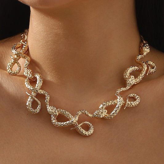 Collar con colgante de serpiente geométrica a la moda en aleación con acabado galvanizado, unisex
