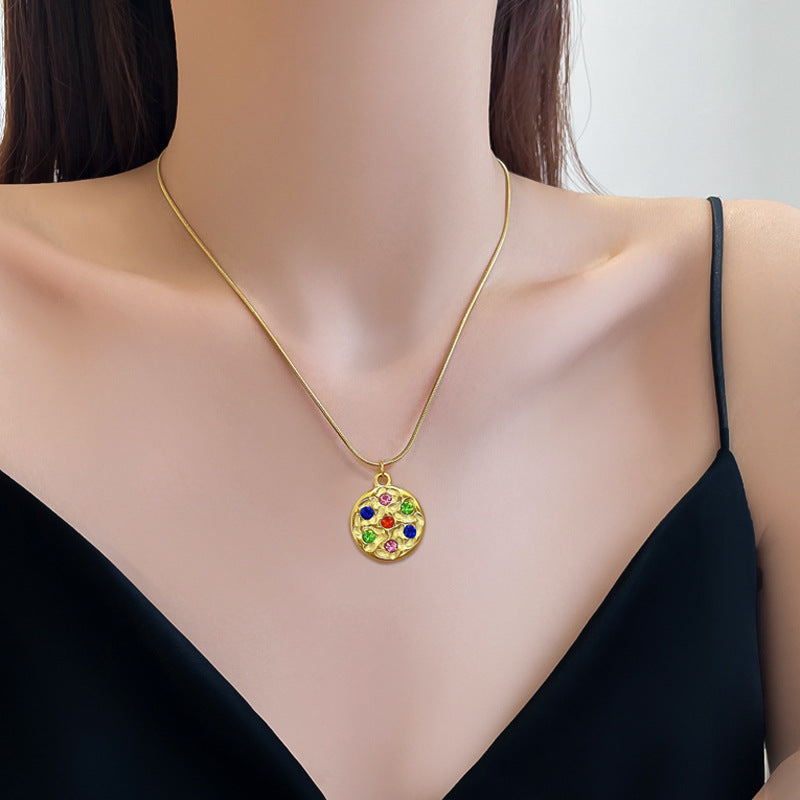 Collar Minimalista Geométrico de Acero Titanio para Mujer con Baño de Oro y Motivos Florales