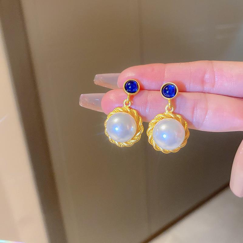 Vintage Floral and Heart-Shaped Alloy Stud Earrings with Gold Plating for Women
