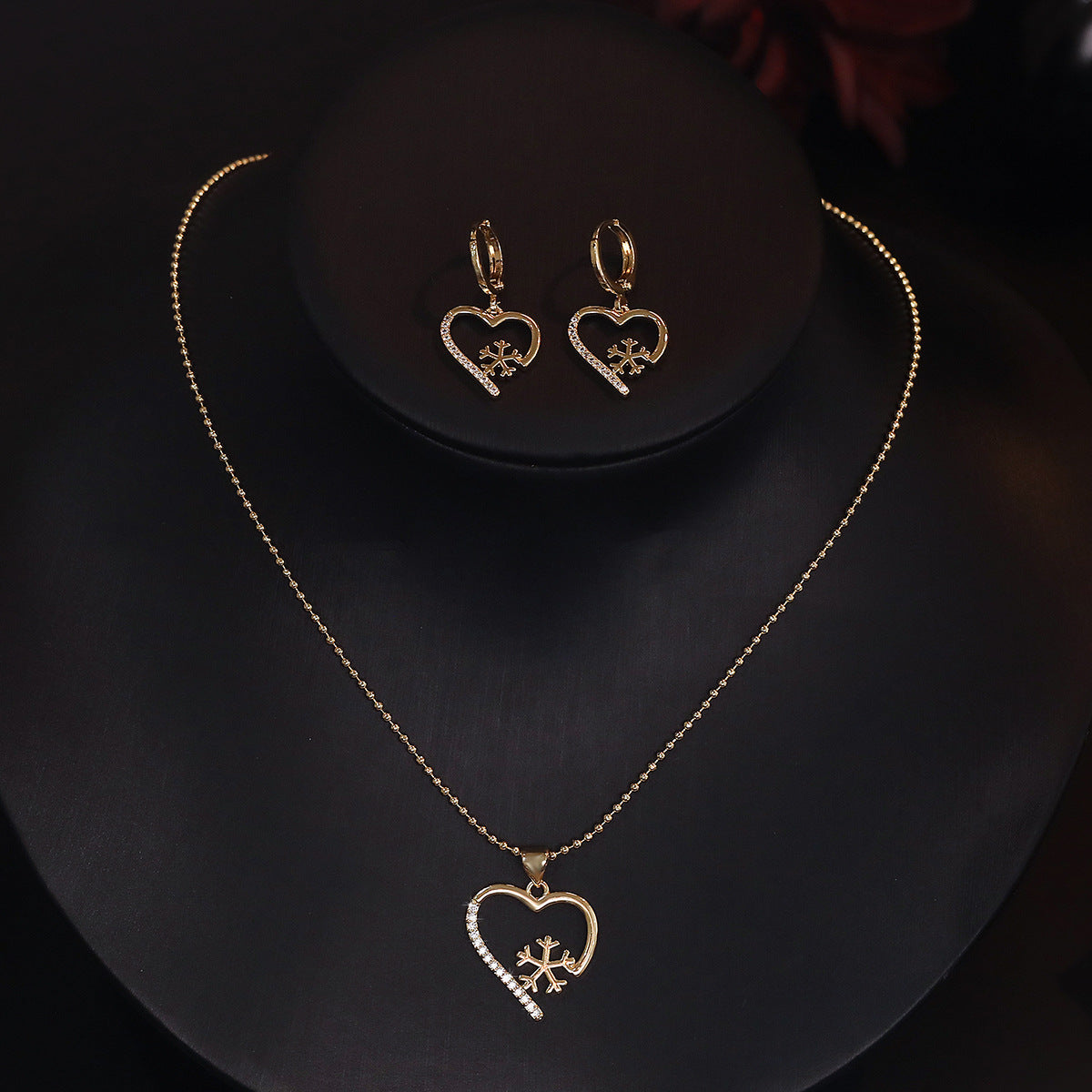 Set di orecchini e collana pendente a cuore con fiocco di neve in zircone placcato oro 18 carati minimalista per donne