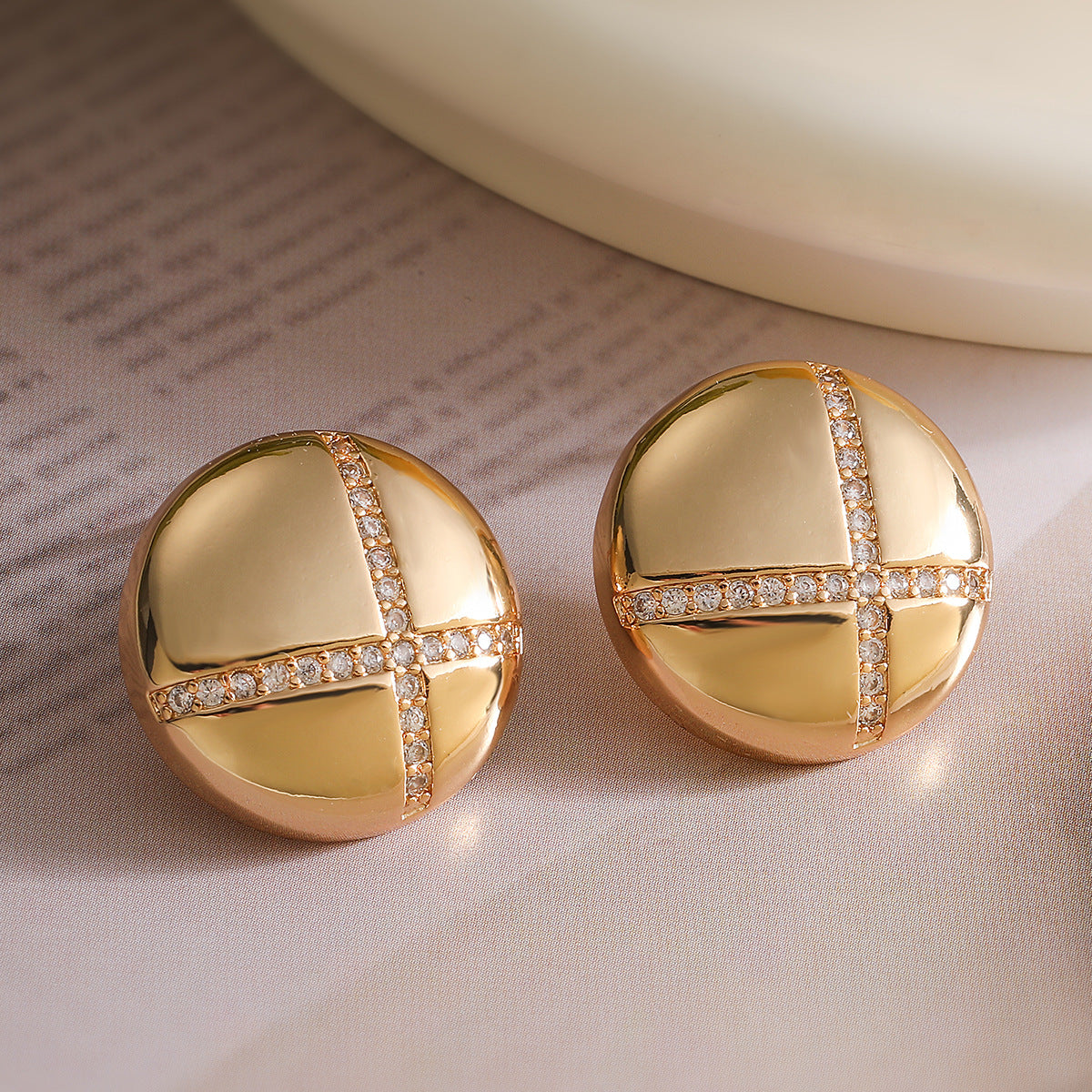 Orecchini a perno geometrici minimalisti da donna con base in rame placcato in oro 18 carati e zirconi micropavé