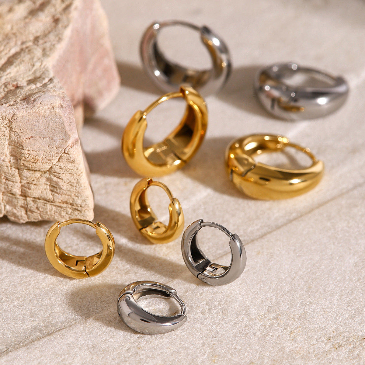Eleganti orecchini rotondi geometrici in acciaio inossidabile placcati oro 18 carati