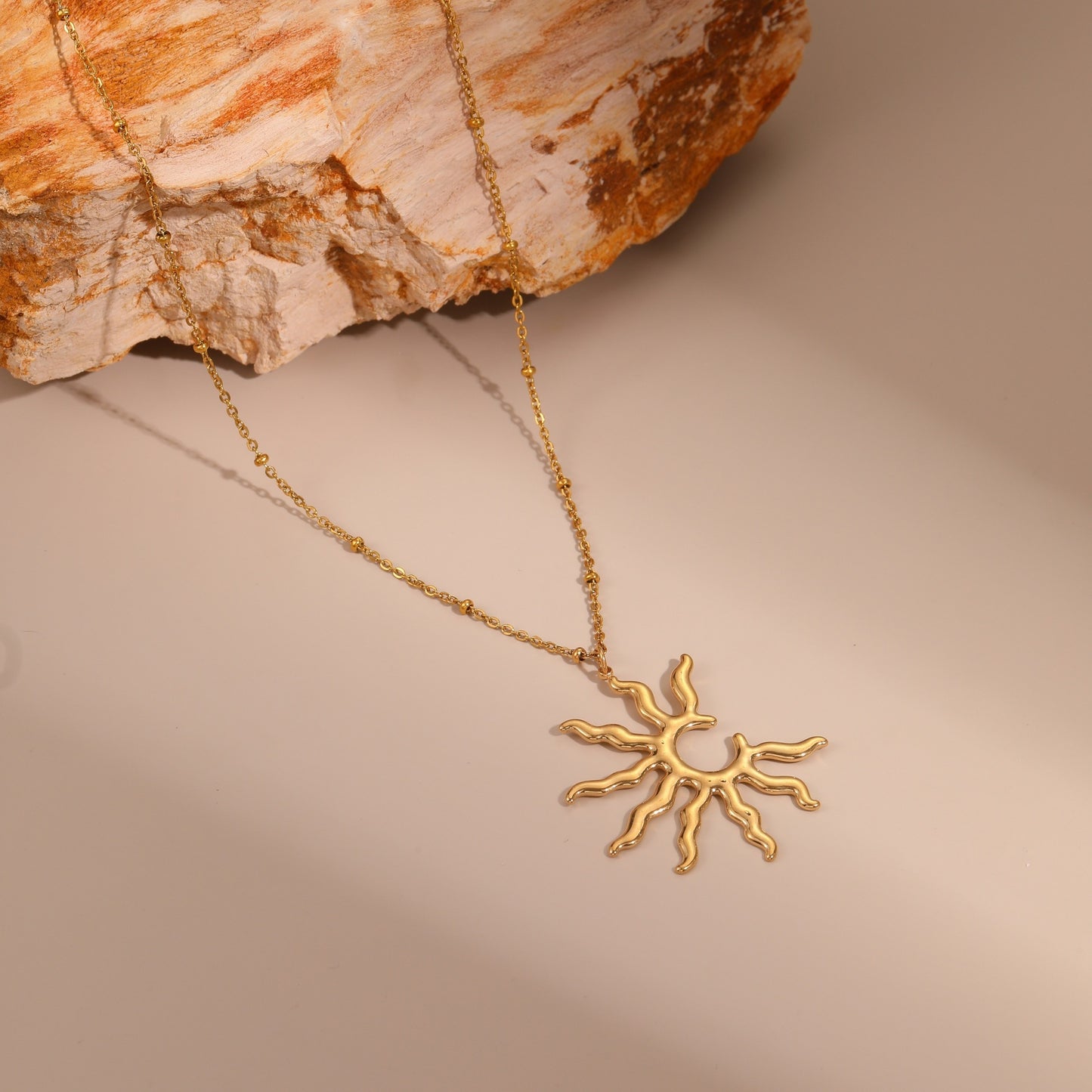 Collana con ciondolo a girasole alla moda in acciaio inossidabile con placcatura in oro 18 carati da donna