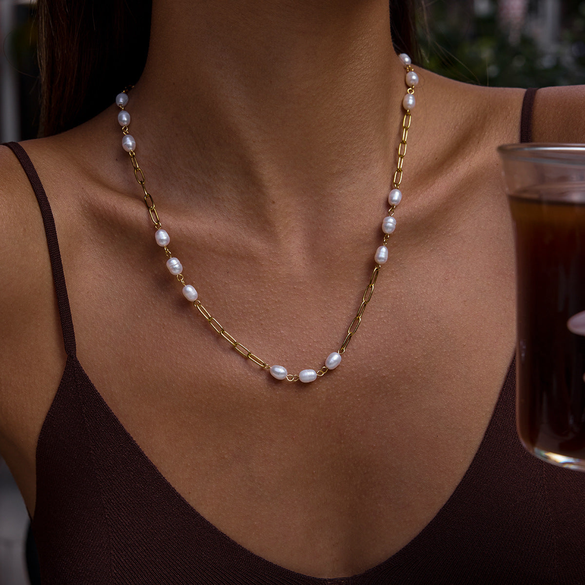 Collana lunga da donna in acciaio al titanio con perle d'acqua dolce, placcata, look minimalista a strati