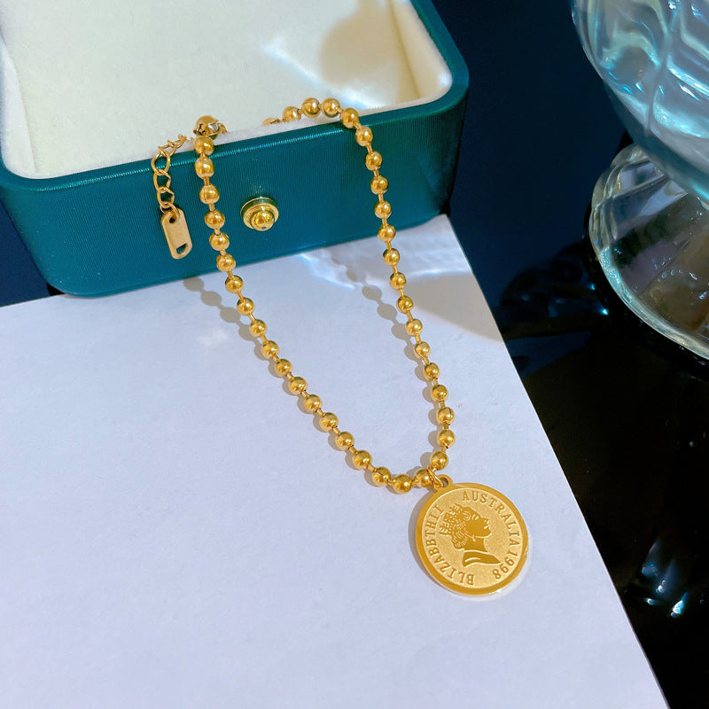Pulsera minimalista de acero de titanio con amuleto de la suerte para mujer con diseño de zodíaco, detalles chapados en oro, textura ondulada y estilo dulce y fresco