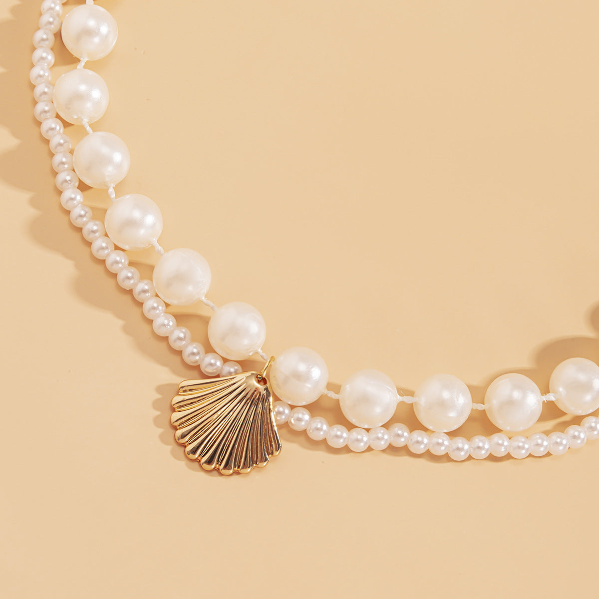 Elegante collar de varias capas inspirado en el océano con concha geométrica y detalles de perlas de imitación para mujer
