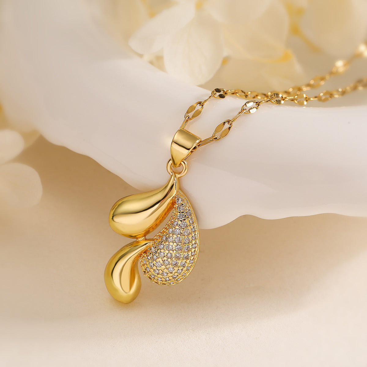 Minimalist Heart-Shaped Copper Pendant Necklace with 18K Gold Plating and Zircon, Teardrop Waterdrop Design for Women