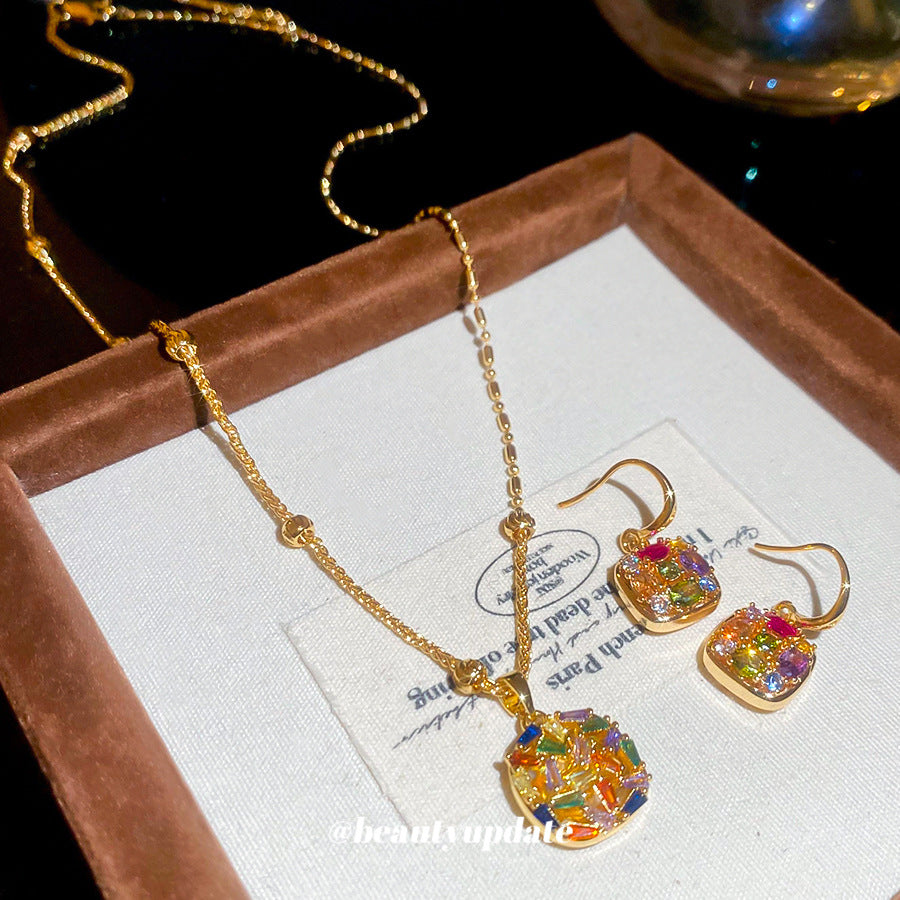 Elegante Parure di Collana e Orecchini in Rame Dorato Stile Lusso con Motivo Floreale e Pendente Rotondo da Donna