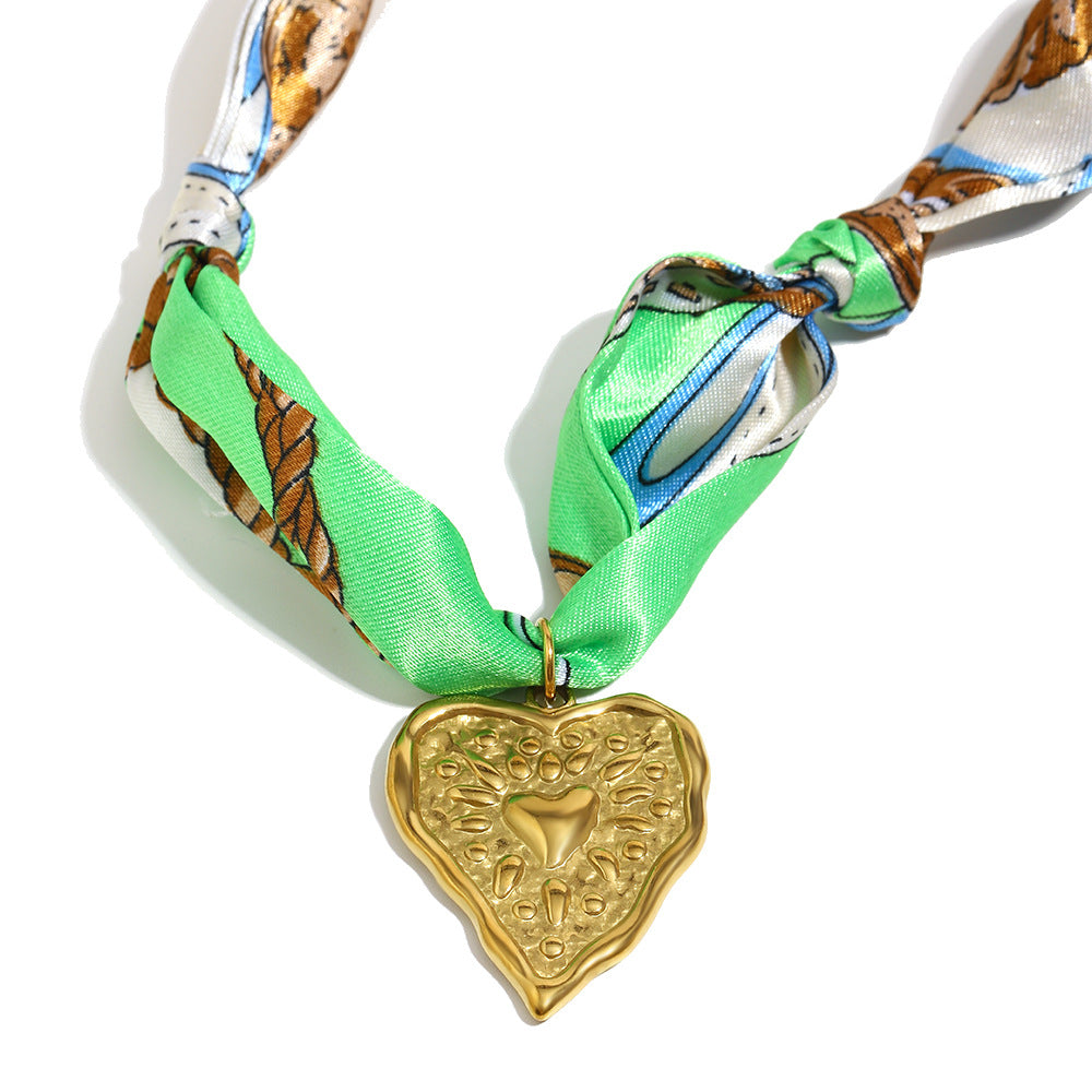 Collar de lujo minimalista con corazón de acero inoxidable bañado en oro de 18 quilates y pañuelo de seda verde para mujer