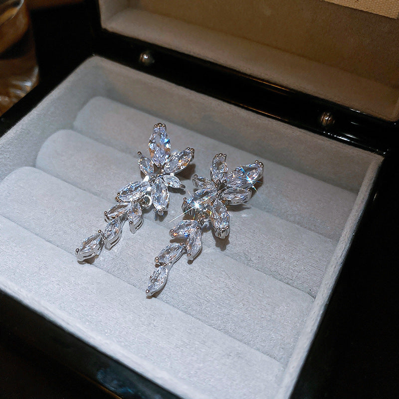 Orecchini floreali minimalisti con perle, perno in argento sterling 925 e strass, da donna