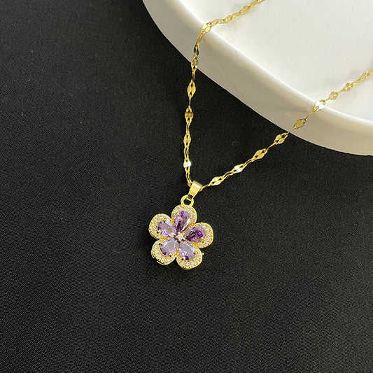Collana pendente margherita minimalista da donna in acciaio al titanio con design a cinque petali e accenti di strass micro-pavé