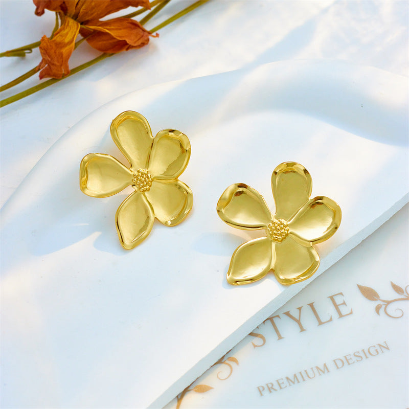 Pendientes minimalistas de acero de titanio con forma de flor irregular de cinco pétalos y acabado chapado para mujer