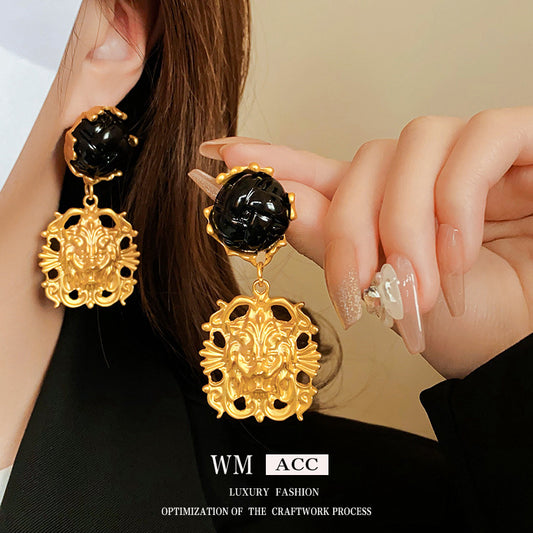 Pendientes asimétricos vintage con cabeza de león de metal con postes de acero bañados en plata para mujer