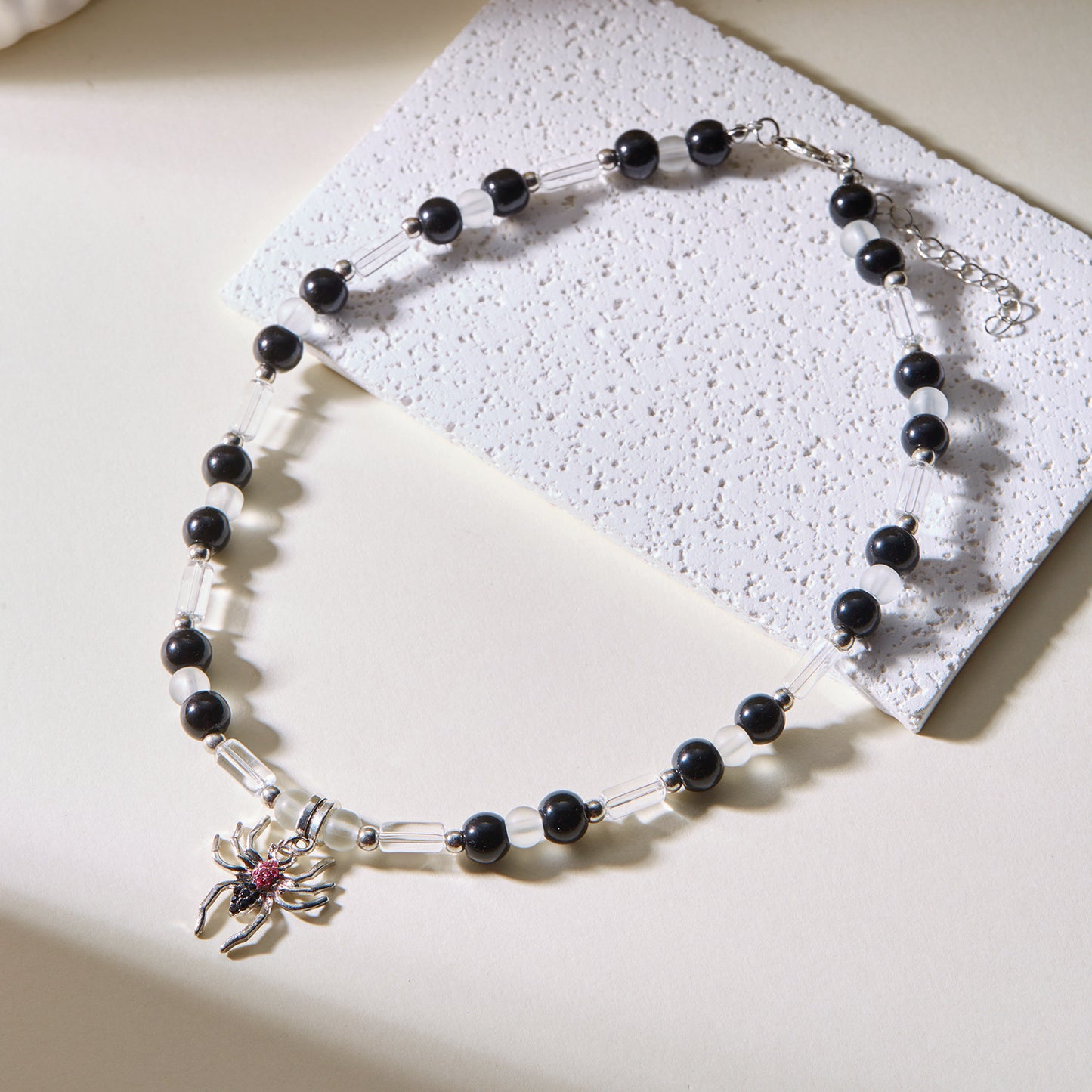 Collana con ciondolo a ragno fluorescente per donna con finitura galvanizzata, gioielli a forma di animale per Halloween su catena a croce
