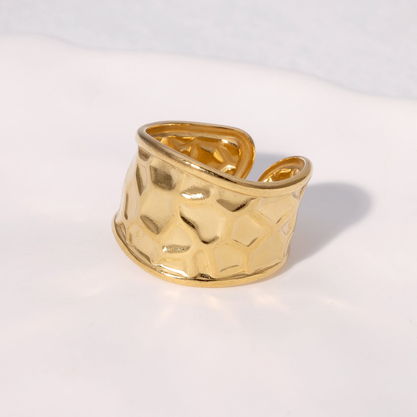 Anello Aperto da Donna Minimalista in Acciaio al Titanio a Fascia Larga con Finitura Placcata e Texture Ondulata