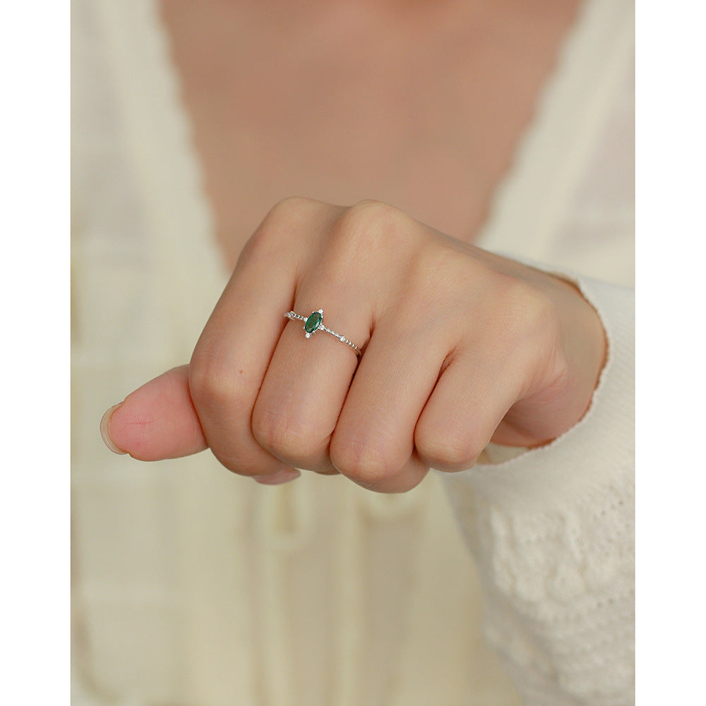 Anello di lusso elegante geometrico placcato in argento sterling 925 con zirconi cubici color smeraldo, rotondo, ovale, design aperto da donna