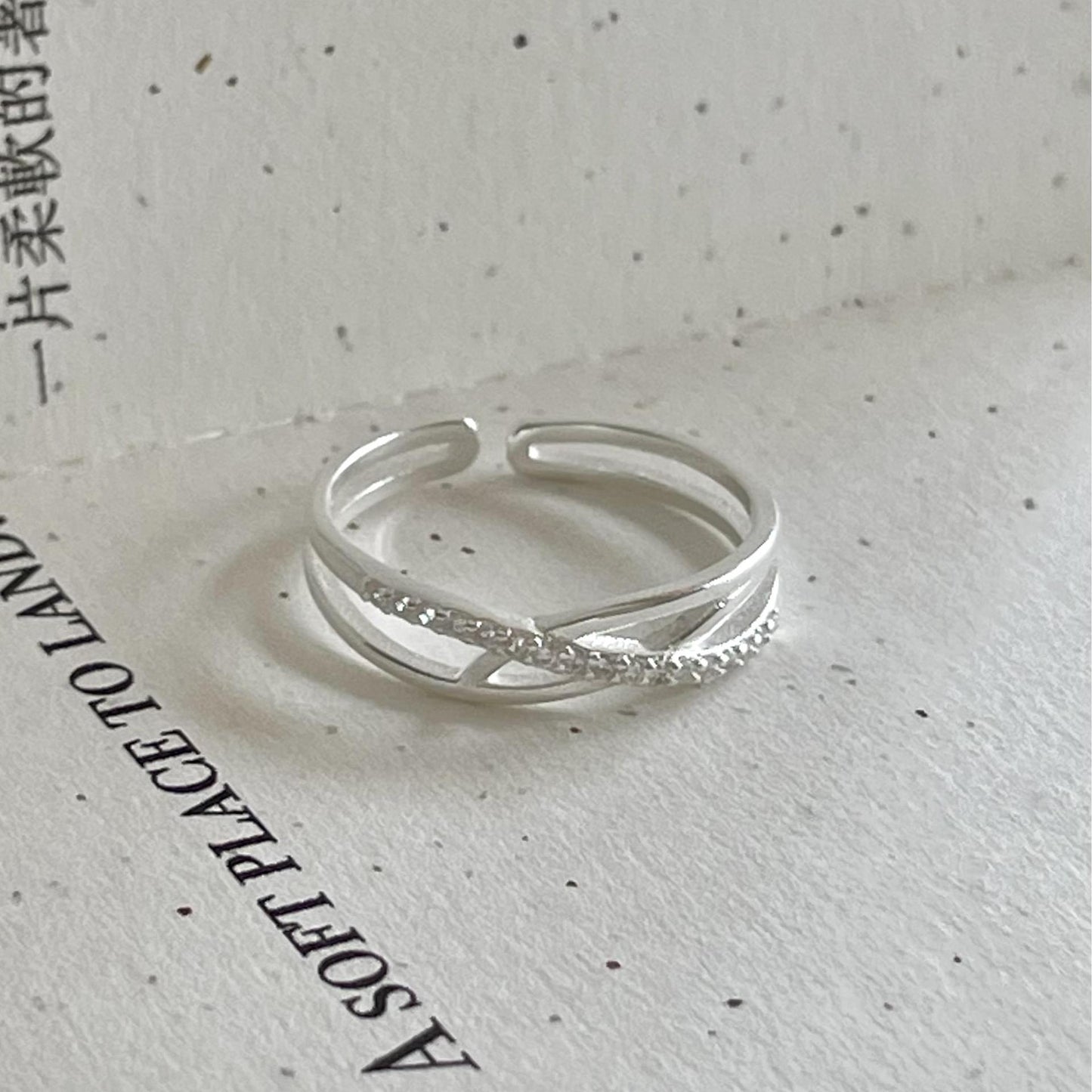 Anillo Minimalista de Plata de Ley 925 con Forma de Corazón y Detalles de Circonita para Mujer