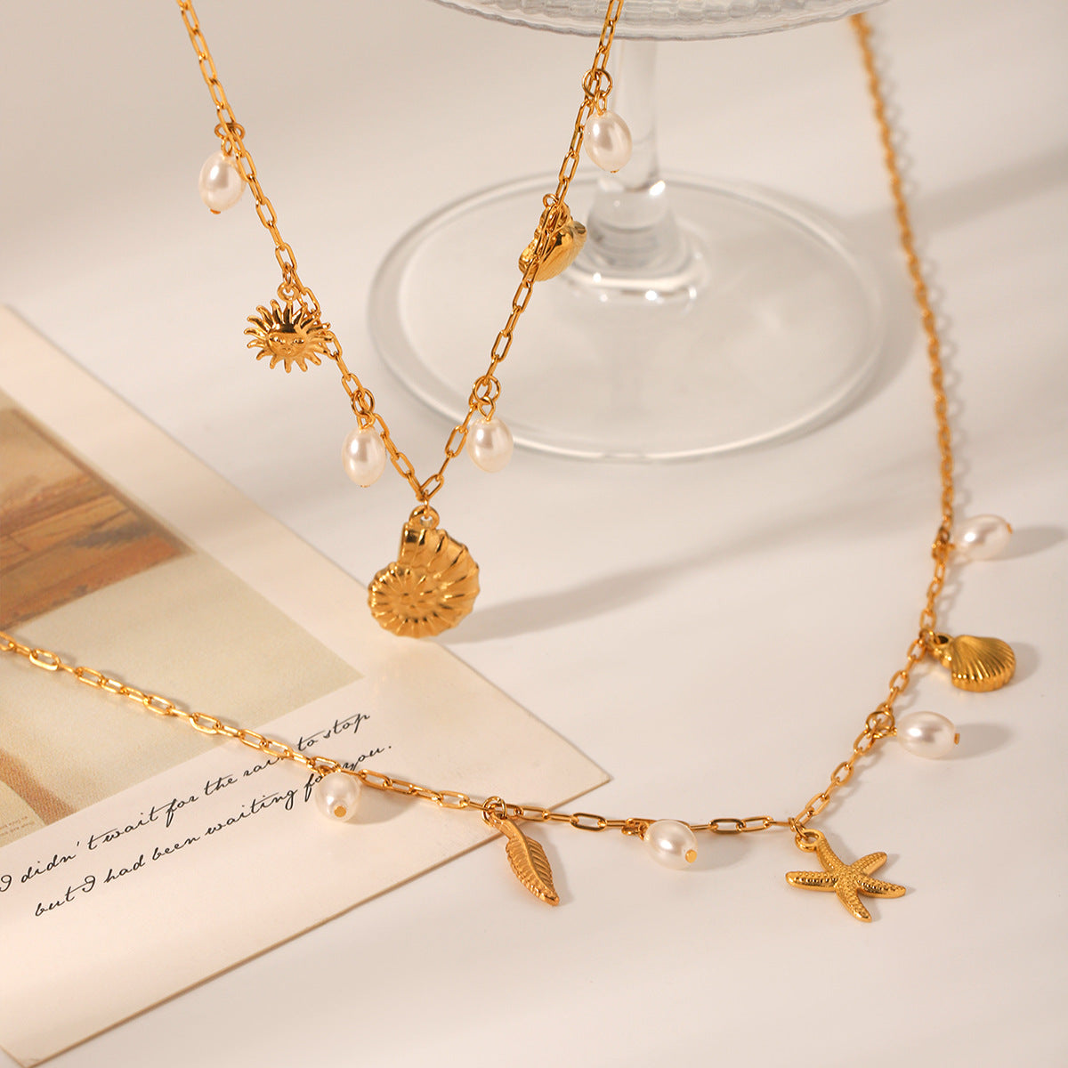 Collana con ciondolo a stella marina e conchiglia, ispirata all'oceano, in acciaio inossidabile con finitura placcata, per donna