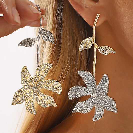 Eleganti orecchini a lobo floreali con intarsi in strass su base in lega per donna