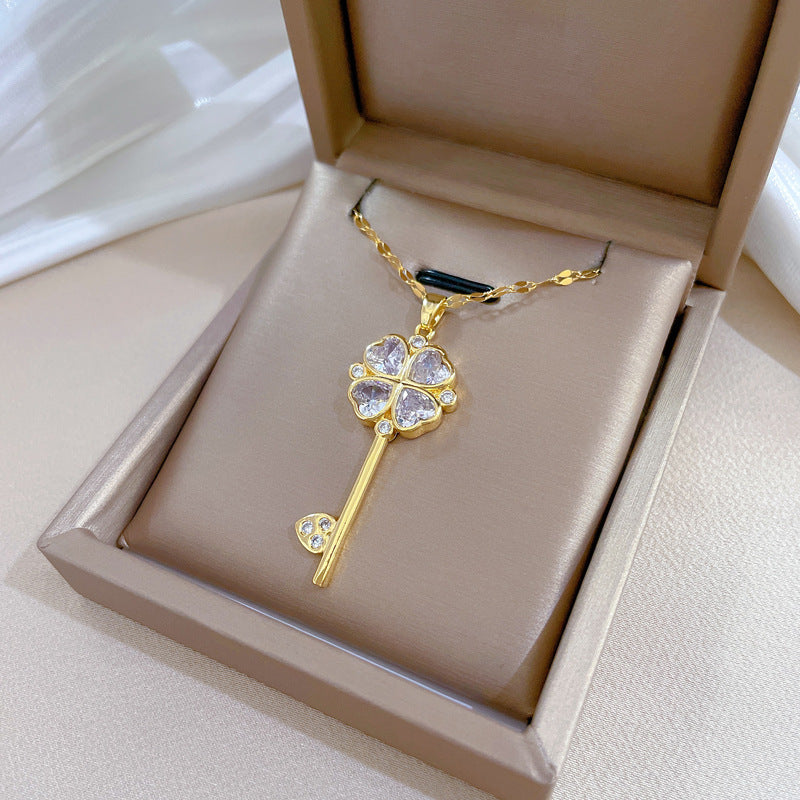 Collar con Colgante de Llave Floral Minimalista para Mujer y Hombre con Cadena de Acero de Titanio y Detalles de Diamantes de Imitación