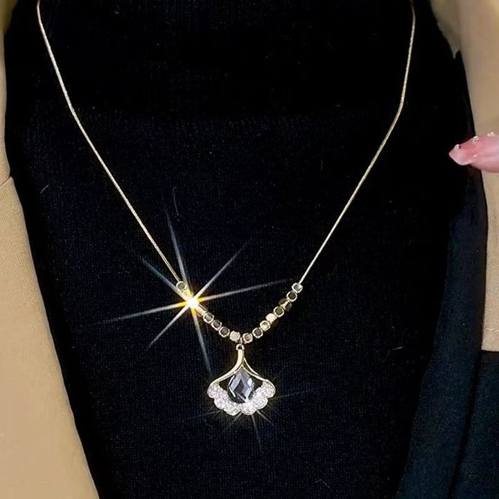Collana Minimalista con Pendente a Foglia di Ginkgo in Acciaio al Titanio Placcato Oro su Catena Snake per Donna e Uomo