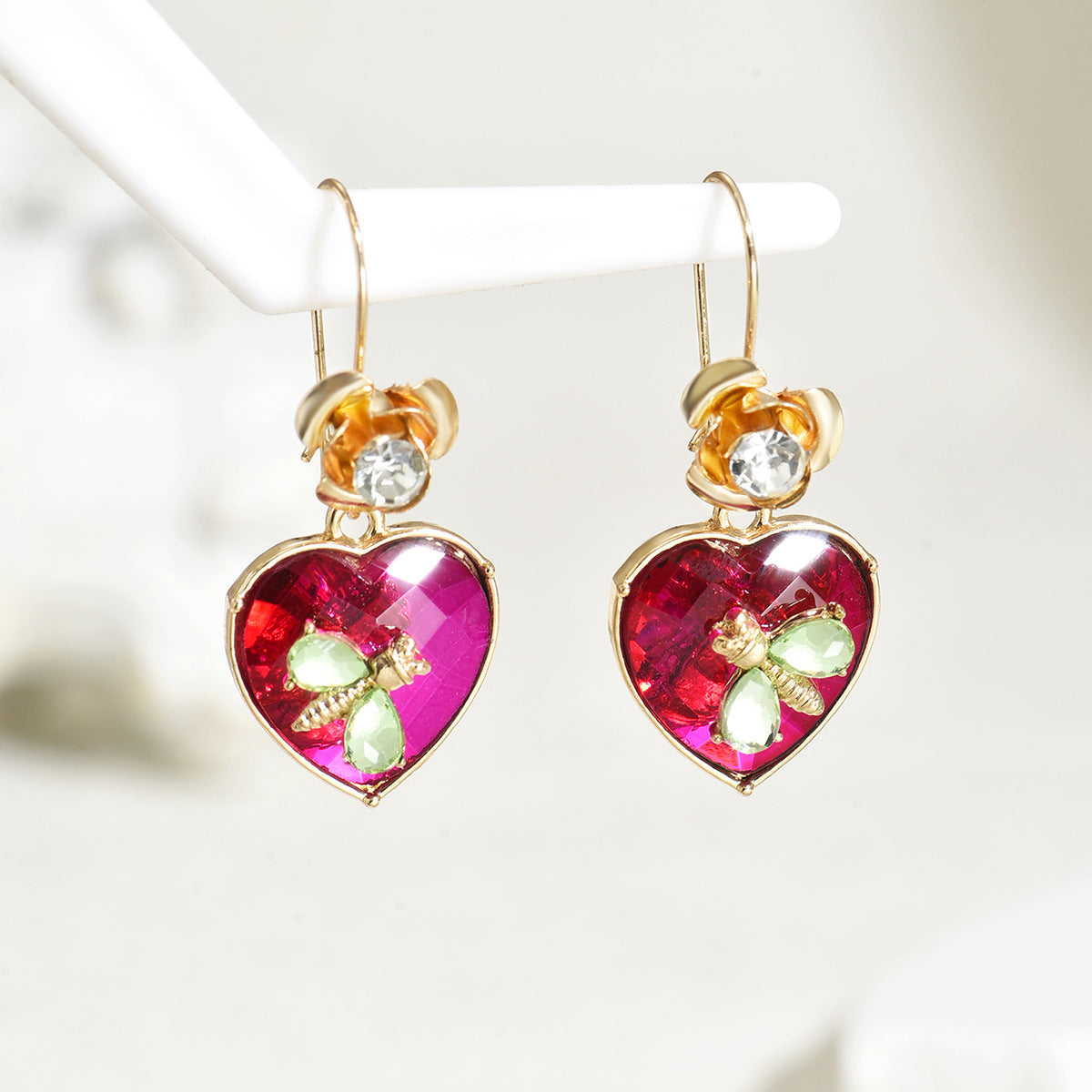 Orecchini a Cuore Geometrico in Acciaio al Titanio con Intarsi in Strass e Motivo a Libellula da Donna