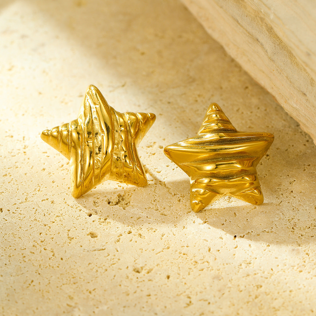 Pendientes de acero de titanio con forma de estrella minimalista, superficie texturizada arrugada y chapado en oro para mujer
