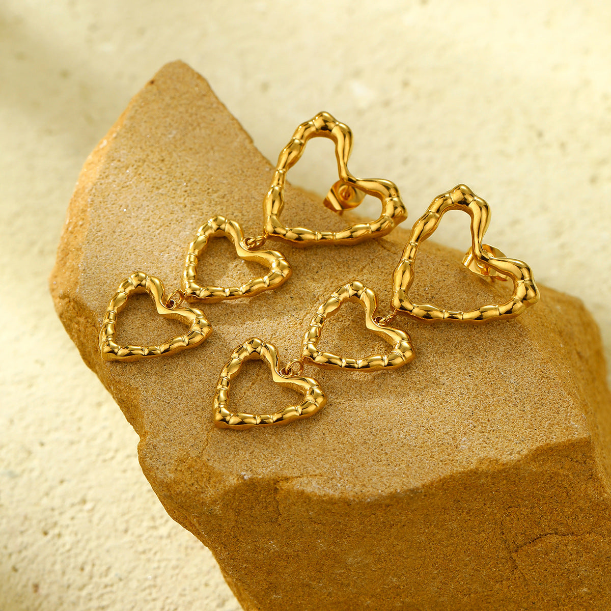 Pendientes de acero inoxidable a la moda con diseño irregular hueco de corazón, detalle de borla y acabado chapado