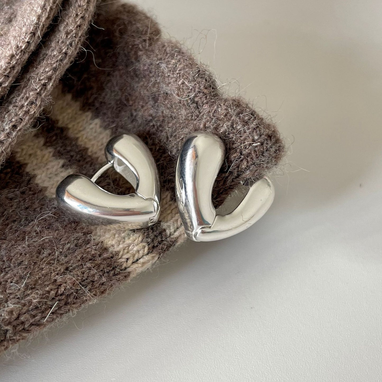 Pendientes de tuerca minimalistas de plata de ley 925 con forma de corazón en V y diseño geométrico con microincrustaciones