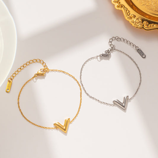 Collar con colgante en forma de V de lujo minimalista para mujer en acero titanio con baño de oro