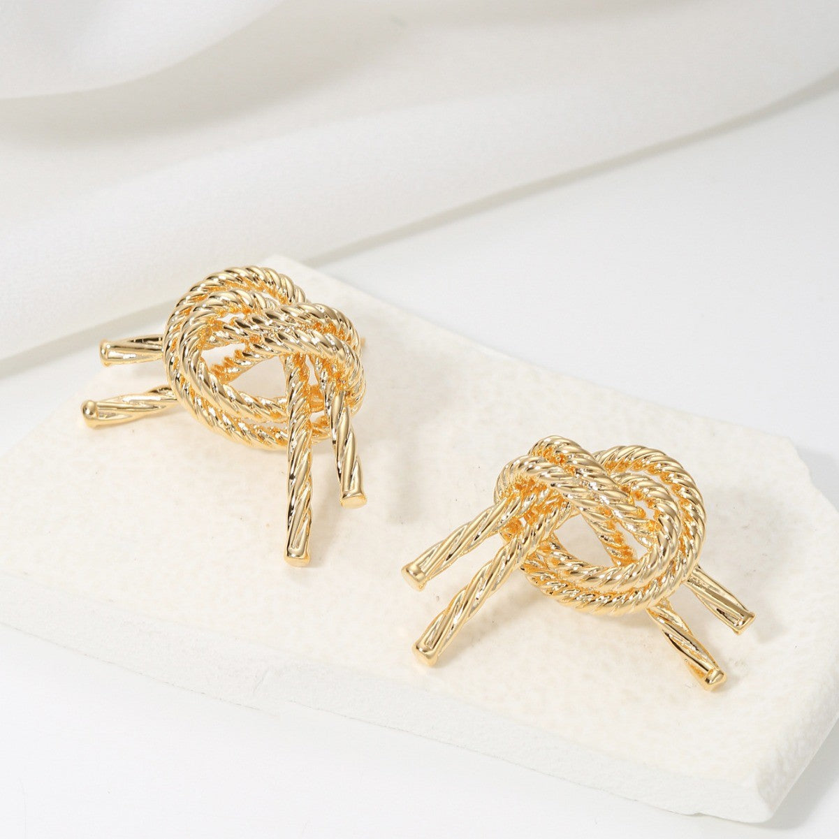 Pendientes de cobre minimalistas con forma de lazo dulce con acabado galvanizado para mujer