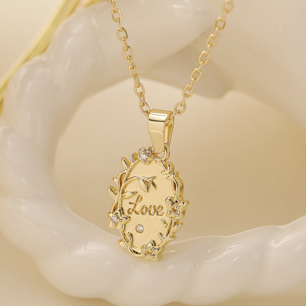 Collana Pendente LOVE Geometrica Minimalista da Donna in Rame con Placcatura in Oro Vero