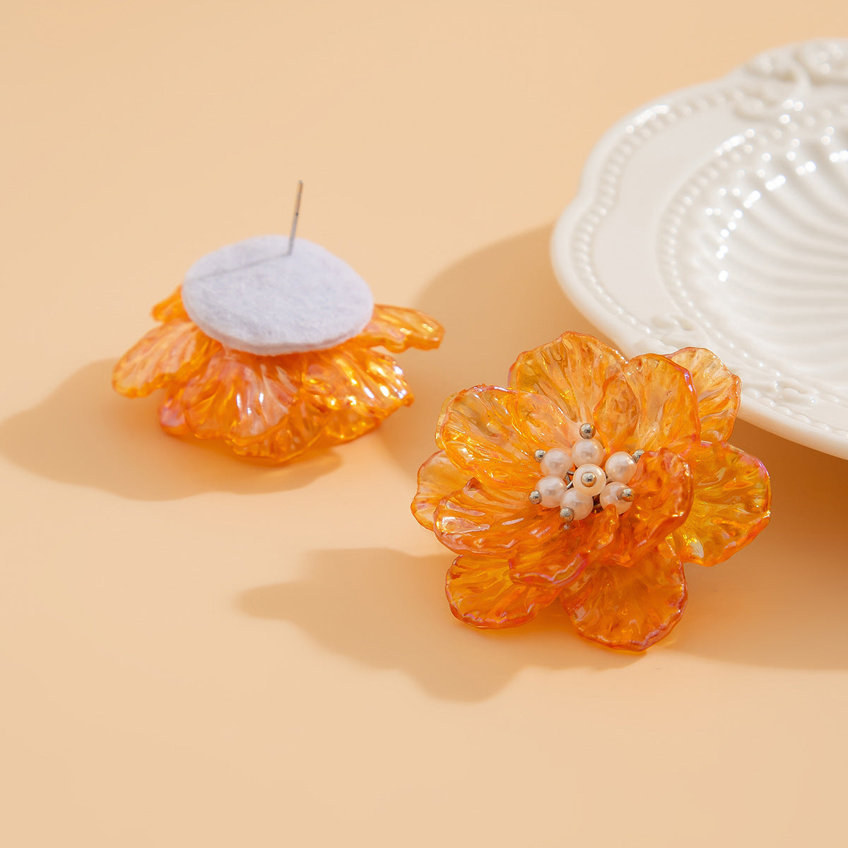 Orecchini a perno geometrici floreali dolci e audaci da donna con accenti di perle finte e design 3D traslucido a conchiglia