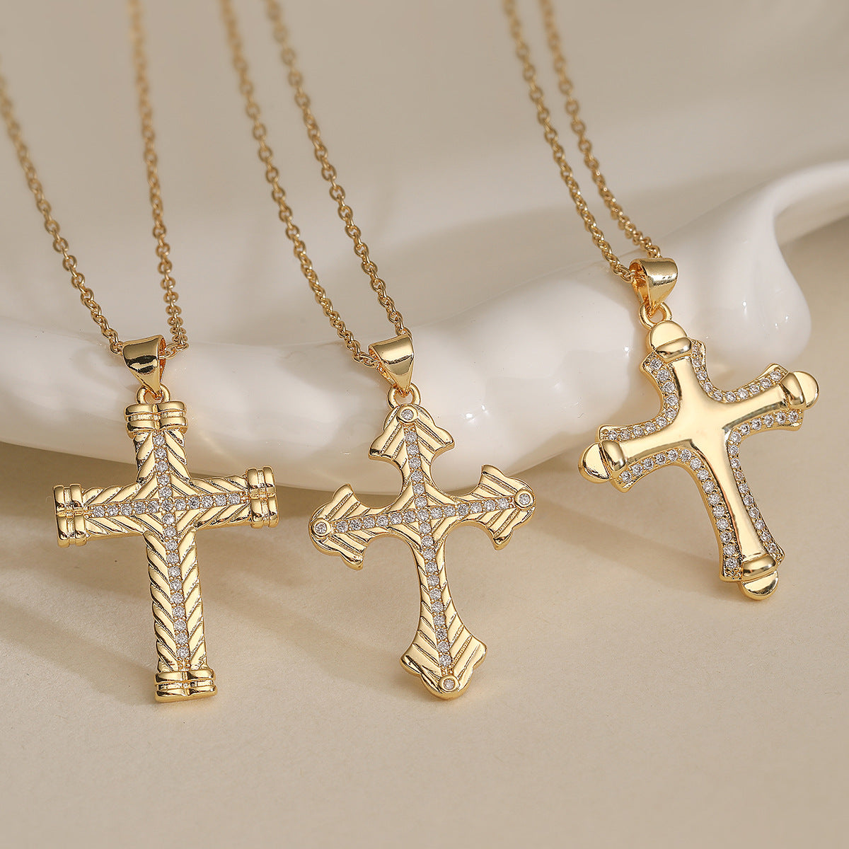 Collana con Pendente a Croce Minimalista da Donna con Rame Placcato Oro e Intarsio in Zirconi su Catena Delicata