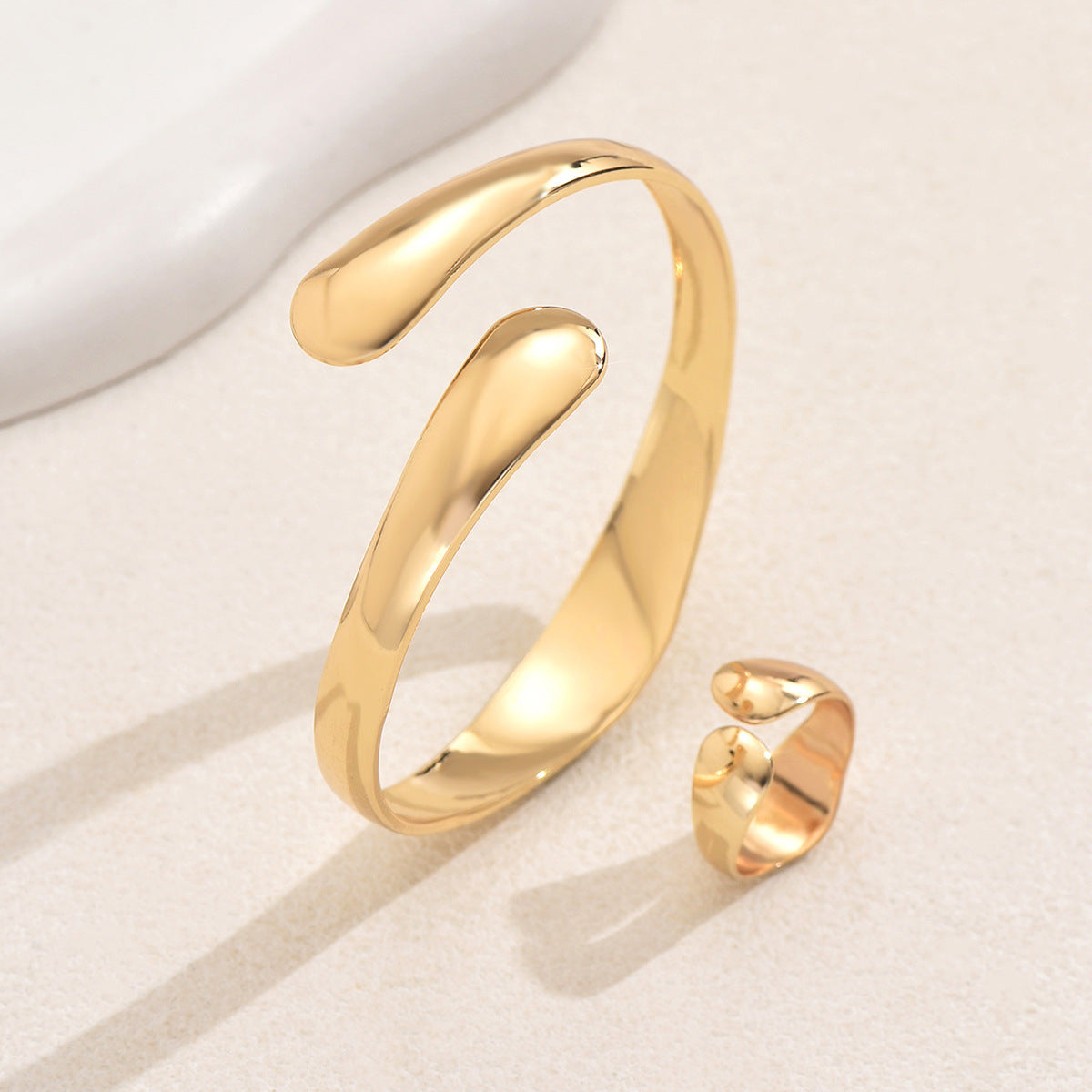 Set de pulsera y anillo minimalista de aleación pulida con diseño geométrico y brazalete abierto ajustable para mujer